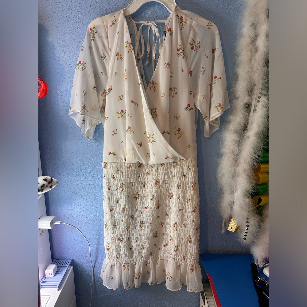 White dress with pretty little flowers from TRIXXI size Small🤍💐